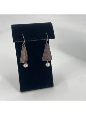 Dona 925 triangle pearl earrings